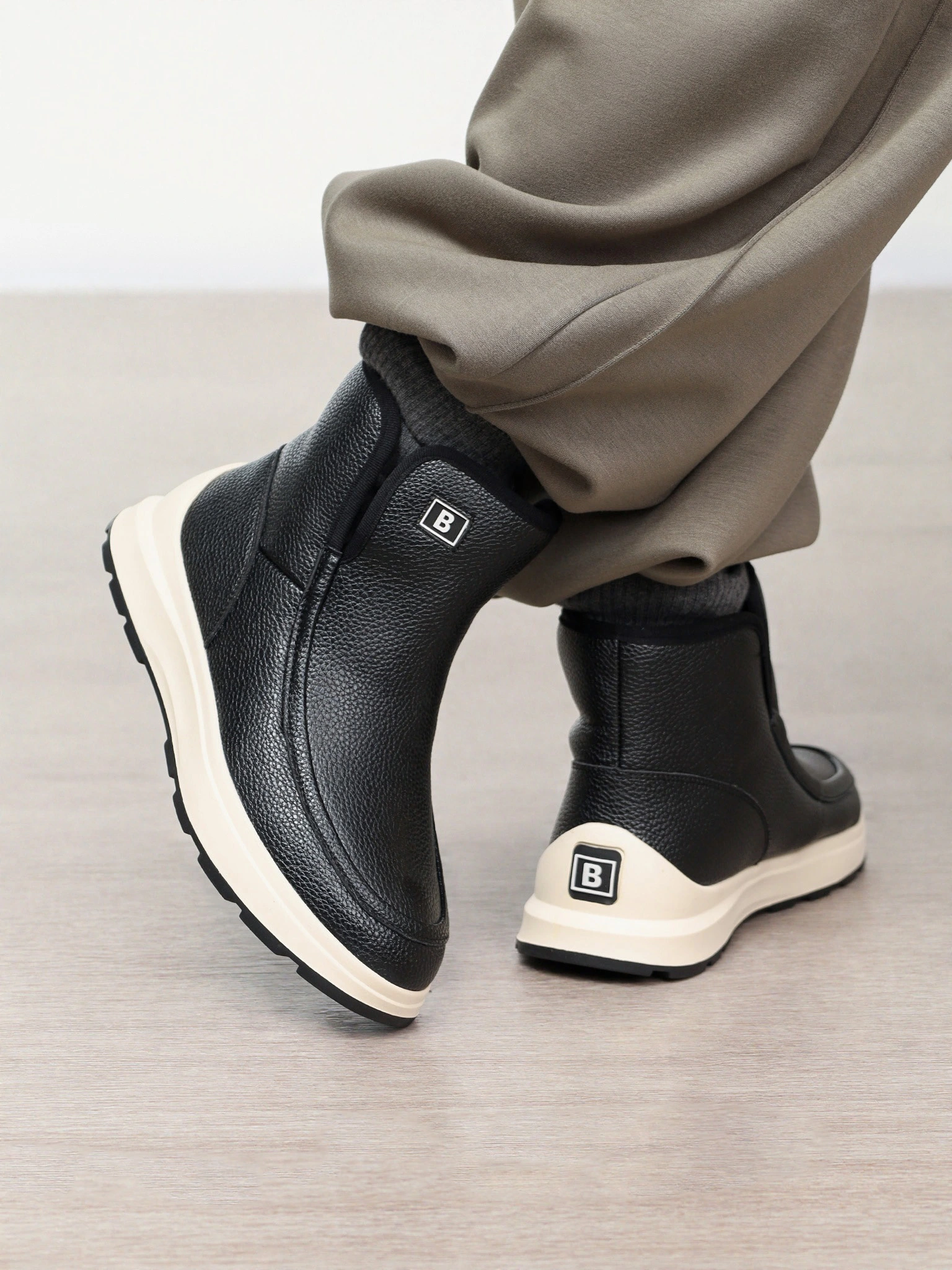 Ботинки черного цвета на контрастной низкой подошве